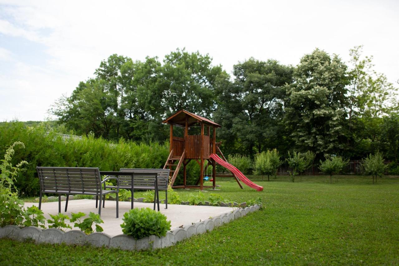 Agropensiunea Cetatuia Luncavita Esterno foto